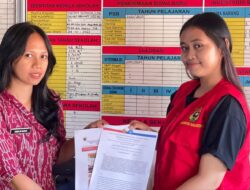 Mahasiswa KKN Unhas Serahkan Artikel Jurnal Literasi ke SDN 2 Sanggalangi Torut