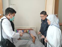 Wali Kota dan Wawali Makassar Jenguk Agung Setiawan Korban Insiden DPRD