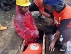 Satgas Drainase DPU Makassar “Nyemplung” di Got Atasi Genangan