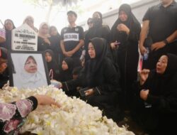 Doa dan Isak Tangis Warnai Pemakaman Ibunda Wagub Sulsel