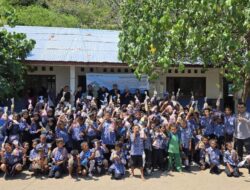 Bermain dengan Boardgame, Tim Pengabdian ITB Ajak Siswa SDN Pulau Rinca Belajar Literasi Sains dengan Menyenangkan