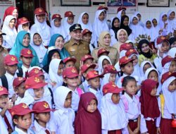 Pemkot Makassar Salurkan Seragam Sekolah Gratis bagi 150 Siswa di Kepulauan Sangkarrang