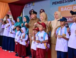 Kadisdik Makassar Dampingi Wali Kota dan Wawali Bagikan Seragam Gratis untuk Siswa di P Kodingareng
