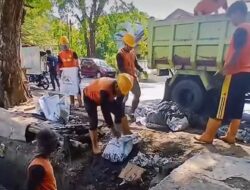 DPU Makassar Atasi Saluran Tersumbat di Jl. Sunu