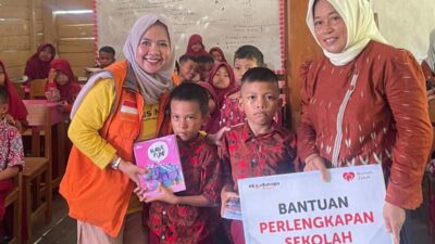 Rumah Zakat Sulsel Salurkan Bantuan Peralatan Sekolah dan Dana Infak di SDN 61 Terapung Pangkep