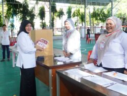 Aliyah Mustika Ilham Mencoblos di TPS 01 Mangkura
