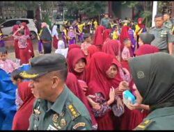 Personil Kudam XIV Hasanuddin “Serbu” SDN Kompleks Sambung Jawa Bersihkan Sekolah
