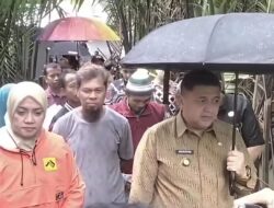 Di Tengah Hujan, Kadis PU Makassar Dampingi Wali Kota Tinjau Jembatan Kaccia di Barombong