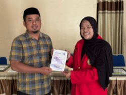 Mahasiswa KKN Unhas Serahkan Buku Saku dan Potensi Daerah di Desa Borikamase Maros