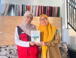 Mahasiswa KKN Unhas Serahkan Majalah Narasi Sejarah Pallantikang