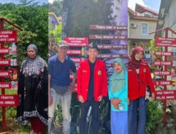 Mahasiswa KKN Unhas Salurkan Plang Jenis-jenis Sampah di Kelurahan Tamalanrea Indah