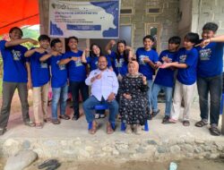 Mahasiswa KKN UKI Paulus Dapat Seragam dari Kades Tandung Luwu Utara