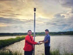 Mahasiswa KKN Unhas Proker Instalasi Solar Sensor Light