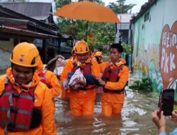 Makassar Siaga Banjir, TRC Evakuasi Warga dan Satgas PU Bersihkan Drainase