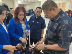 Mahasiswa KKNT UKIP Paulus Buka Peluang Usaha Baru di Kalotok Lutra, Ajarkan Daur Ulang Batok Kelapa