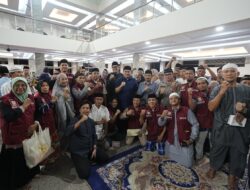 Safari Ramadan di Tamalanrea, Munafri Serahkan Paket Pangan Ramadan Untuk Dhuafa