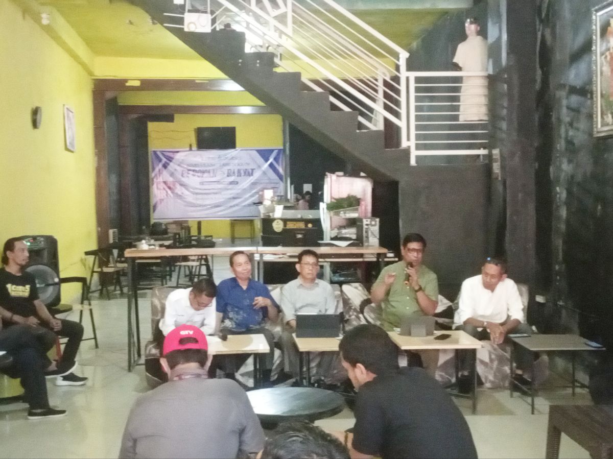 Bimtek jurnalistik, kiri ke kanan: Rusdi Embas, Ronald Ngantung, Suwardi Tahir, Mas'ud Muhammadiah dan Manaf Rahman