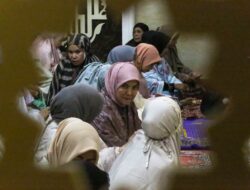 Aliyah Mustika Ilham Shalat Tarawih Bersama Warga di Masjid Miftahul Falah