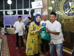 Aliyah Mustika Ilham Salat Tarawih Bersama Warga Ujung Pandang di Masjid Terapung,