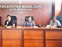 Camat Mamajang Nyanyikan Lagu Bersih di Tengah Tumpukan Harapan