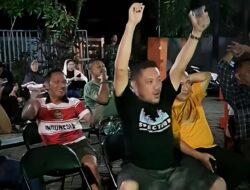 Euforia Warga Mamajang Saat Nobar Timnas di Kantor Kecamatan