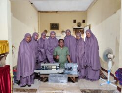 Ibu-Ibu Binaan K-apel Terima Bantuan Mesin Jahit dan Mesin Press