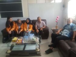 Kasubag Umum Lepas 3 Mahasiswi UNM