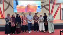 Perwakilan AGSI Sulsel berpose bersama Ketua Panitia, Drs. Muslimin A.R. Efendi, M.A saat penutupan.