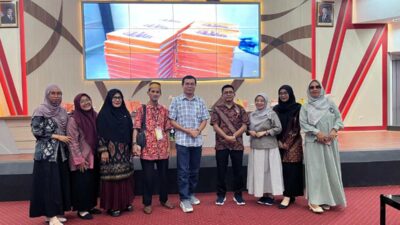 Perwakilan AGSI Sulsel berpose bersama Ketua Panitia, Drs. Muslimin A.R. Efendi, M.A saat penutupan.