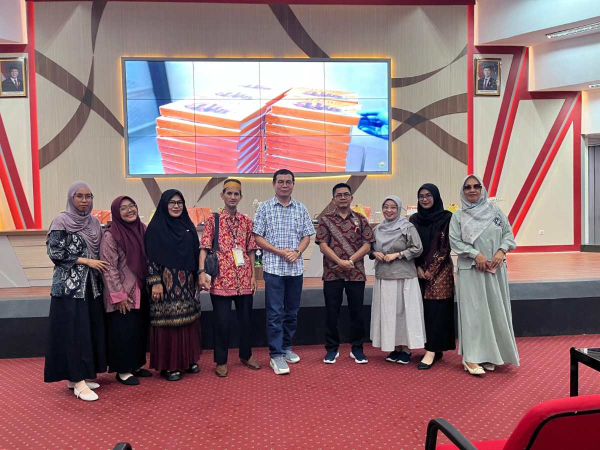 Perwakilan AGSI Sulsel berpose bersama Ketua Panitia, Drs. Muslimin A.R. Efendi, M.A saat penutupan.