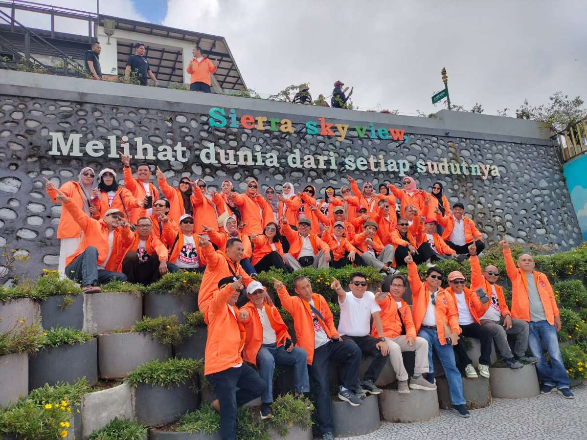 Foto bersama FH Unhas 86 di Sierra Sky View (Minggu, 24 Mei)