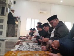 Sholad Idul Adha di Masjid Ashabul Jannah Dispusarsip Sulsel, Prof Andi Marjuni Tekankan Pentingnya Kepedulian Sosial