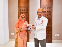 Yeni Rahman Serahkan Buku “Klinik Inklusi” kepada Presiden PKS di Momen Temu Kader PKS Sulsel
