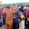 Mendarat di Manokwari, Kloter 1 Kontingen Pesparawi Sulsel Disambut Hangat dengan Topi Adat Papua
