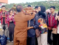 Mendarat di Manokwari, Kloter 1 Kontingen Pesparawi Sulsel Disambut Hangat dengan Topi Adat Papua