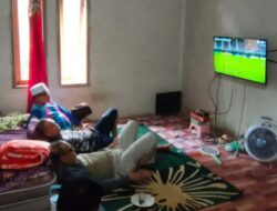 Menonton Piala Dunia di Kampung  