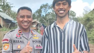 Ady Setiawan bersama IPDA Syamsurijal, mantan Kapolsek Hu'u Kabupaten Dompu usai permakaman Ibunda Hj.Hafsah H.Abidin 23 Juni 2026.