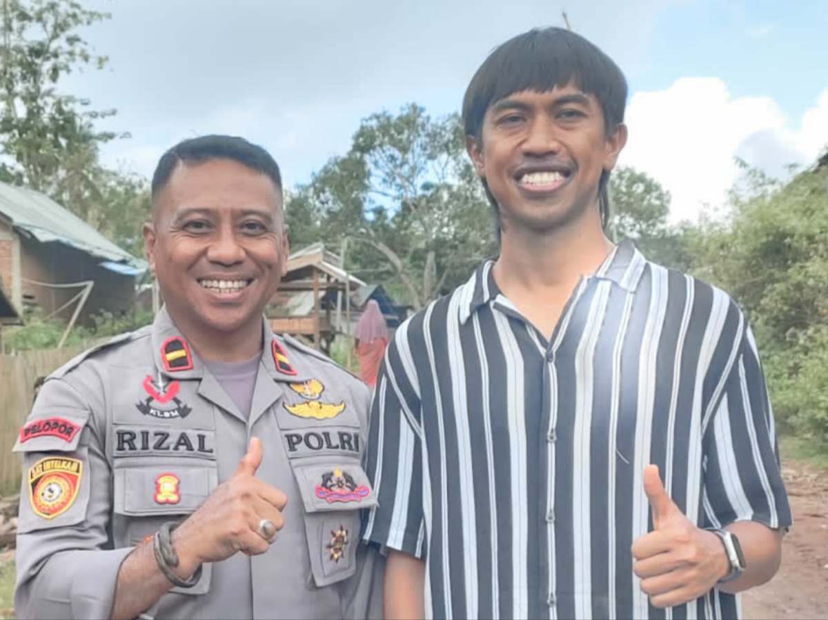 Ady Setiawan bersama IPDA Syamsurijal, mantan Kapolsek Hu'u Kabupaten Dompu usai permakaman Ibunda Hj.Hafsah H.Abidin 23 Juni 2026.