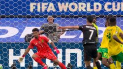 Stephen Estaquio menggetarkan jala Afrika Selatan yang dikawal R.Williams. 