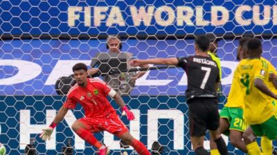 Stephen Estaquio menggetarkan jala Afrika Selatan yang dikawal R.Williams. 