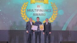 Davin Susanto (tengah) mewakili jajaran manajemen SANF menerima penghargaan Infobank Multifinance Award 2026