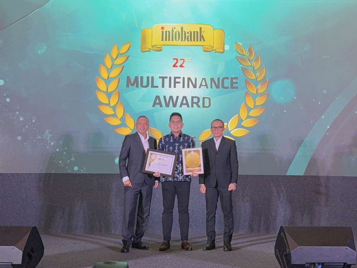 Davin Susanto (tengah) mewakili jajaran manajemen SANF menerima penghargaan Infobank Multifinance Award 2026