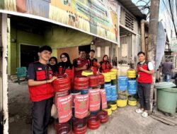 Mahasiswa KKNT Zero Waste Unhas Sudiang Raya Hadirkan Tempat Sampah Terpilah dari Barang Bekas