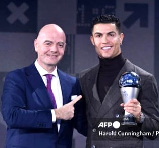 Presiden FIFA Gianni Infantino dan Cristiano Ronaldo (Foto:Reuters).