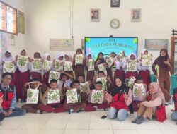 Mahasiswa KKNT Unhas Gelar Pelatihan Pembuatan Karya Ecoprint Dari Daur Ulang Limbah Organik di SD 2 Lawawoi