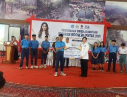 Eva Stevani Rataba Serahkan Secara Simbolis Bantuan Program Indonesia Pintar di Tana Toraja
