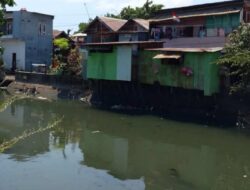 Kecamatan Tamalate dan Mariso Turun Tangan Bersihkan Sampah di Kanal
