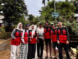 Mahasiswa KKN 115 Unhas Tingkatkan Keamanan Desa Rompegading Melalui Pemasangan Plang Arah dan Penerangan Jalan