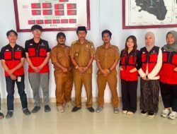 Mahasiswa KKN Unhas Perbarui Papan Informasi di Kantor Desa Laiya untuk Tingkatkan Akses Informasi Masyarakat