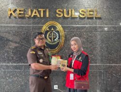 Mahasiswa KKNT 116 Hukum Unhas Perbarui Mading Penerangan Hukum dan Hadirkan Buku Saku di Kejati Sulsel